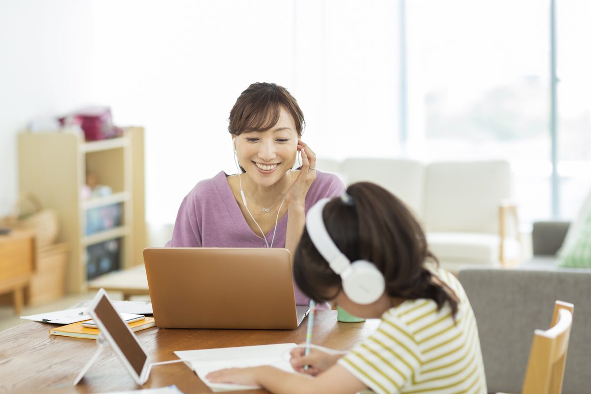 自宅からオンラインで参加する保護者とお子さん