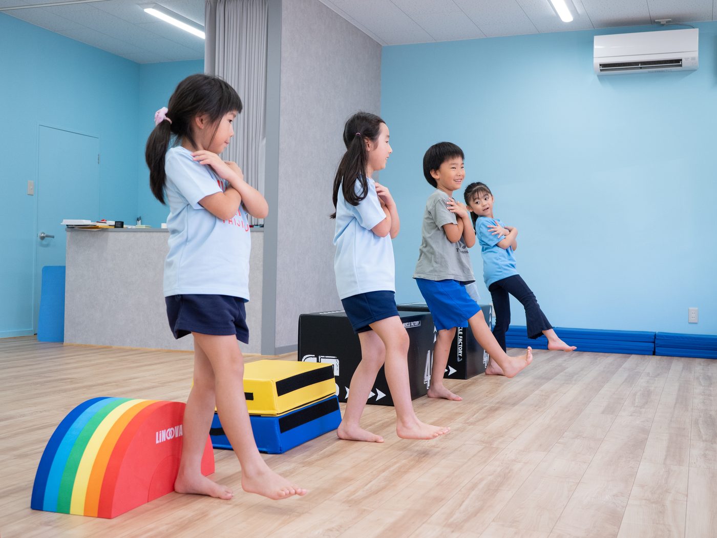 縄を使って楽しそうに走る子どもたちとトレーナー